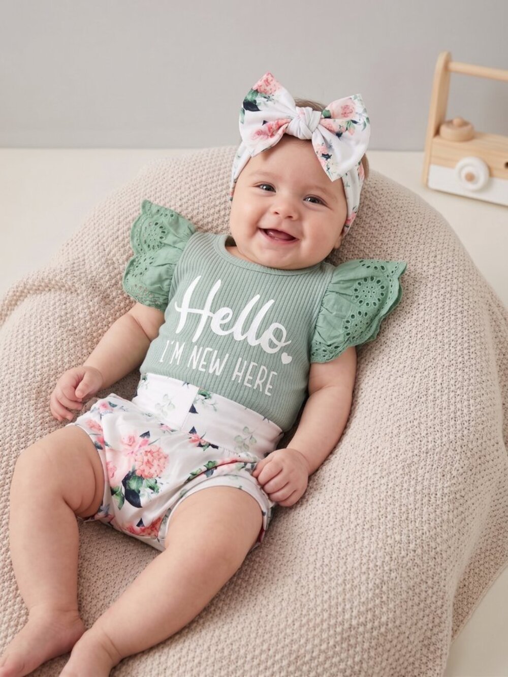 NWOT Baby Girl Sage Green Hello I'm New Here Floral Bloomers Headband Set 0-3M
